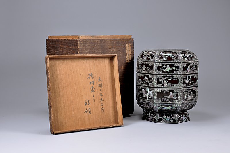 展場中擺設有螺鈿漆器的製作程序以及相關的製作工具。