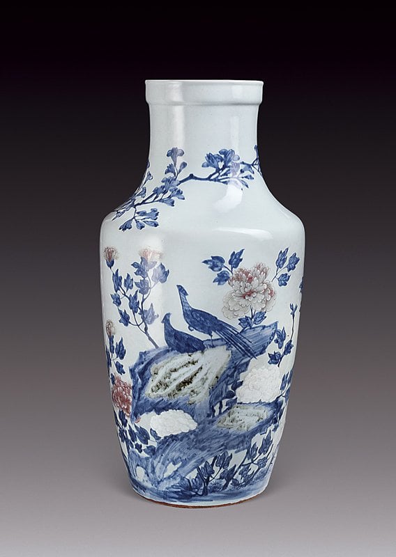 清乾隆〈青花釉裡紅加白仿石紋釉雉雞牡丹紋盤口瓶〉,高66公分。