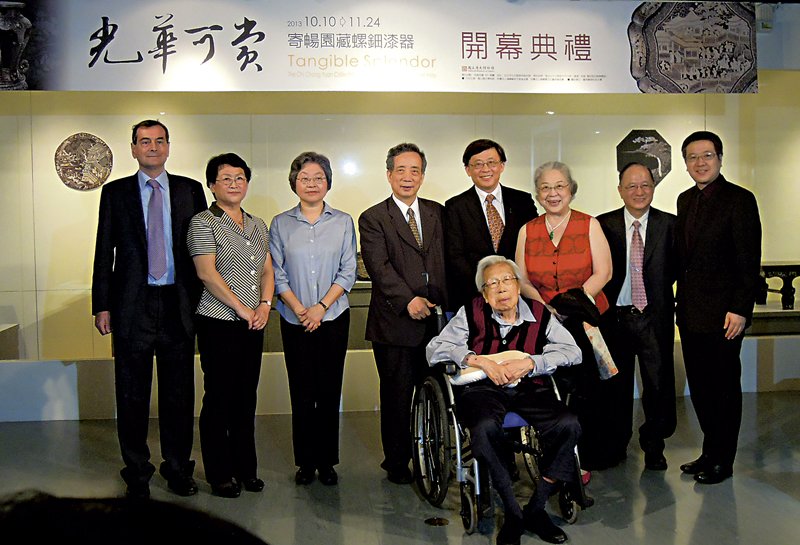 琉球17／18世紀〈黑漆嵌螺鈿人物紋八角形套盒〉。