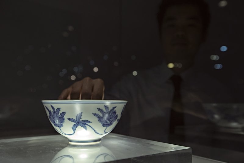 此季明代官窯瓷器明星蘇富比編號101明成化〈青花纏枝秋葵紋宮盌〉，成交價高達1億4124萬港元。
