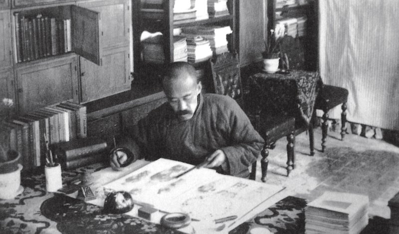 葉麟趾1930年代於上陶室。出自劉偉〈紀念陶瓷學界前輩葉麟趾先生誕辰120週年〉，《紫禁城》2008年第9期（總第164期），頁72。