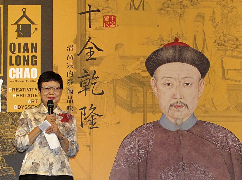 據漢〈銅熊尊〉（左）製作而成的清乾隆〈玉熊尊〉（右）過去於台北故宮曾分開展出，終於在特展中連袂展出。