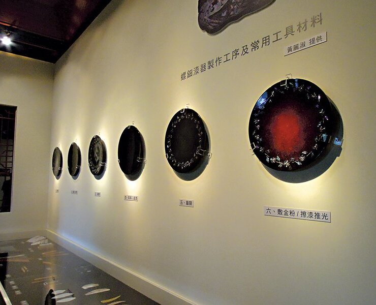 展場中擺設有螺鈿漆器的製作程序以及相關的製作工具。