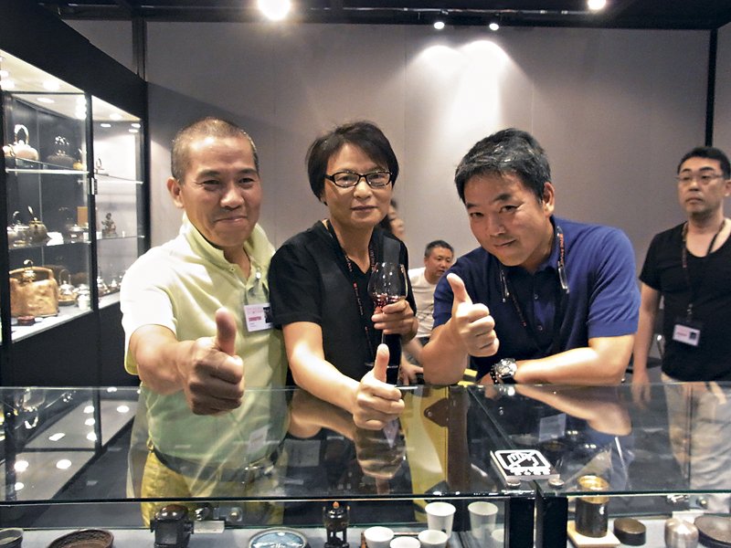 「周家店美術俱樂部」周中斌夫婦及連袂展出之日本友人青峯堂蘆田勝巳（右）、沢田美術沢田賀央（後立者）。攝影／林亞偉。