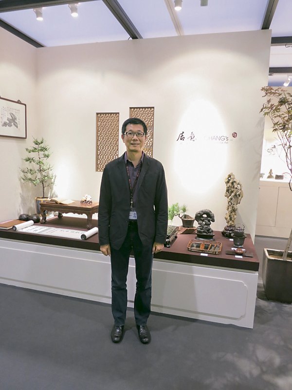 「居意古美術」張富荃。