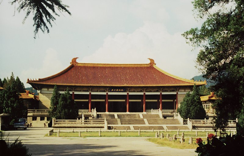 1952年，南京博物院歷史陳列館大殿，琉璃瓦建工程竣工。