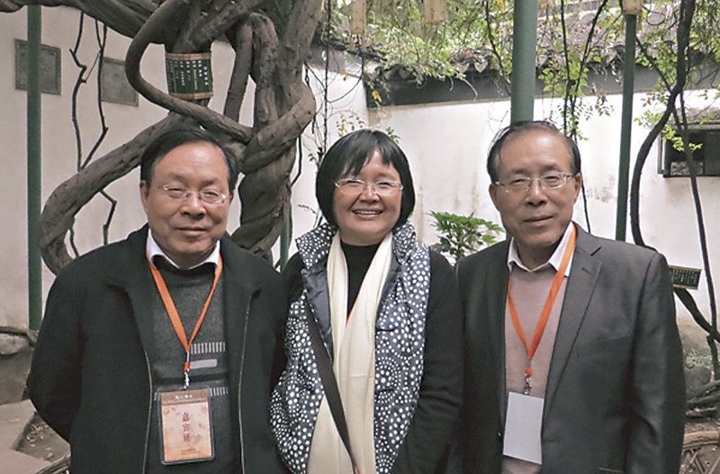 筆者與研討會學術主持單國霖（右）及單國強（左）先生，於文徵明手植紫藤前合影。