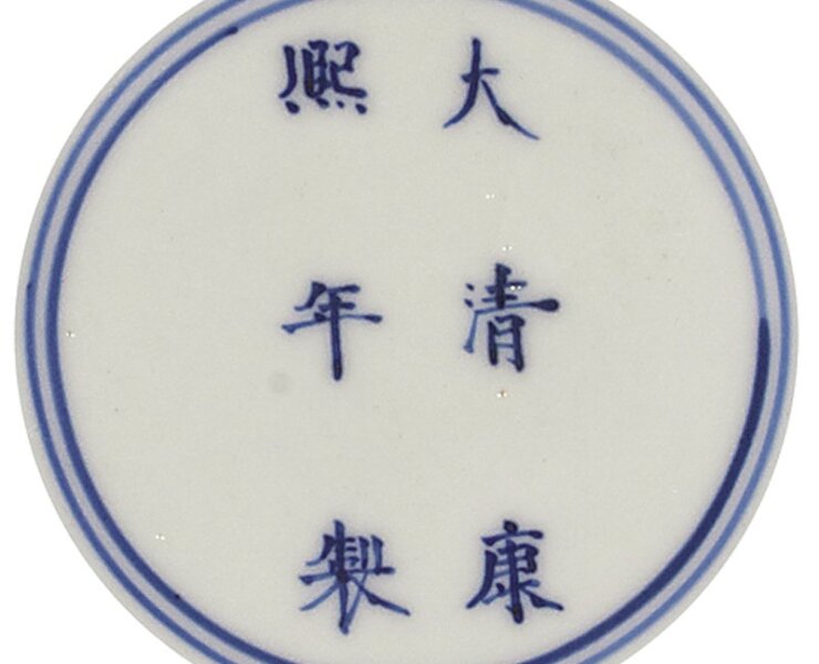 清乾隆〈紫檀嵌八寶博古紋帶瑪瑙子圍棋罐〉一對，高7.5公分。