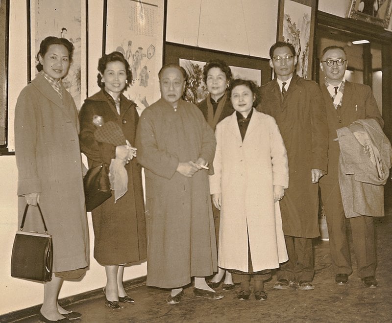 北平藝專來台第一次展覽,左起邵幼軒、王令聞、溥心畬,右二董彝九、右一陳隽甫。