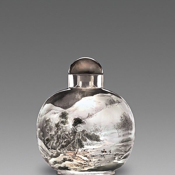 索振海現展作品〈雪山訪友〉，作品在黑白色調的運營與雪山友人孤行的構圖比例拿捏得宜，營造出雪夜空靈寂靜之感。