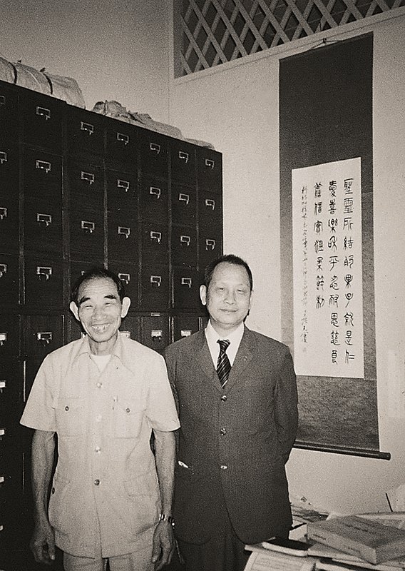 張光賓初入故宮，常被委派至庫房提件看畫，左立者為隨故宮文物遷台一直負責提畫工作的牛性群。