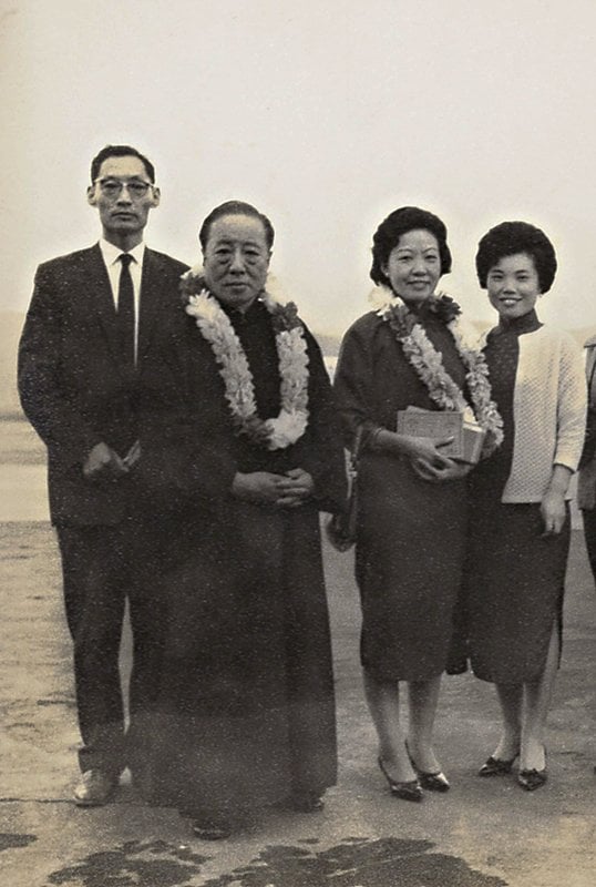 溥心畬與李墨雲1963年農曆年前自香港回台,董彝九與諶德容於機場接機。