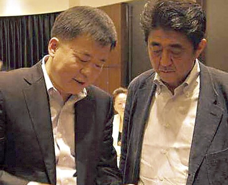 古代書畫知名鑑賞家顏明應日本首相安倍晉三邀請，交流中國古代書畫知識。