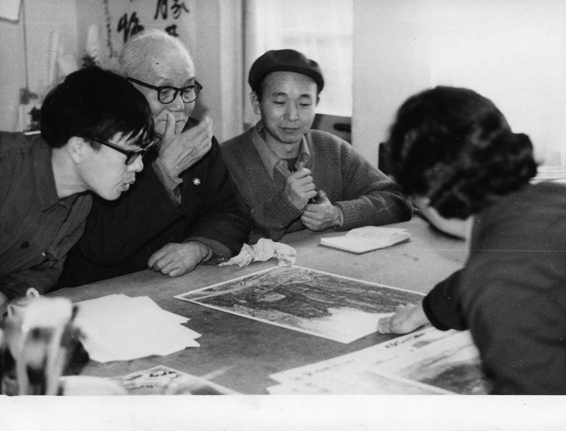 1980年拍攝「峰高無坦途─李可染山水畫藝術」的場景。圖中央為李可染，左一為萬青屴，他正是此紀錄片的腳本作者。圖／萬青屴。