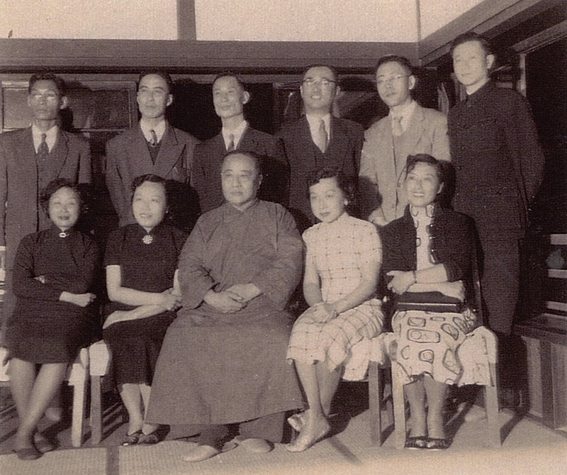溥心畬與北平藝專時期學生合影於「鷗波館」,前排自右而左熊啟琳、李紹貞、溥心畬、吳詠香、李菊,後排右三陳隽甫、左一董彝九。