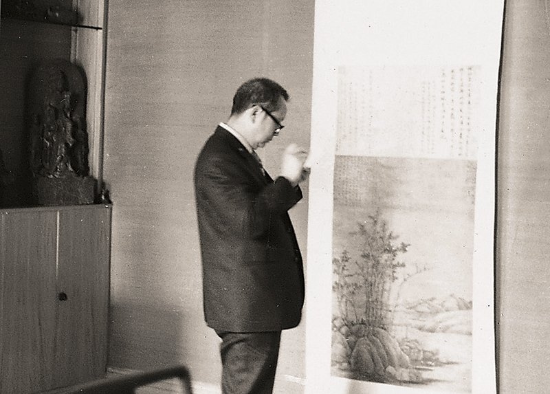 1981年，張光賓參訪紐約大都會博物館，於倪瓚〈秋林野興〉前勤作筆記。