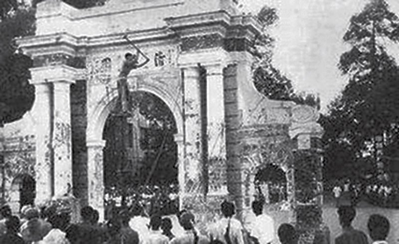 文革期間，清華大學的牌匾被砸毀。