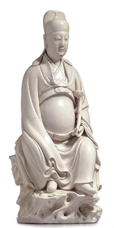2010年9月16、17日紐約佳士得編號1389的17世紀〈德化白瓷文昌帝君〉，高38.4公分，具「何朝宗」印款，預估價2萬～3萬美元，成交價26萬6500美元。