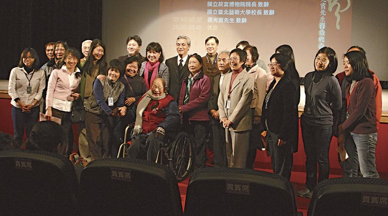 張光賓曾於北藝大教課，跟著北藝大一路從台北辛亥路、蘆洲搬遷至關渡現址，現場與北藝大師生合影，情誼深深。
