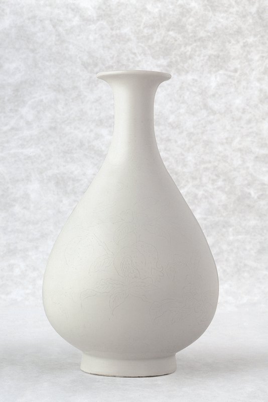 明永樂〈甜白釉暗花榴開百子玉壺春瓶〉，高32.1公分，成交價2700萬港元。