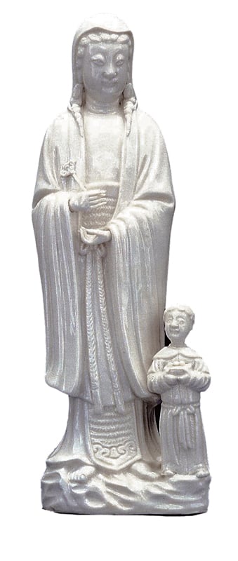 受西方基督教信仰影響下，外銷歐洲的約1690年〈德化窯白瓷母與子立像〉，高28公分。