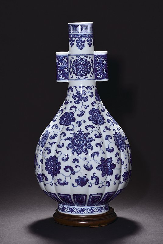 清乾隆〈青花纏枝花卉菊瓣貫耳瓶〉，成交價人民幣885萬元。