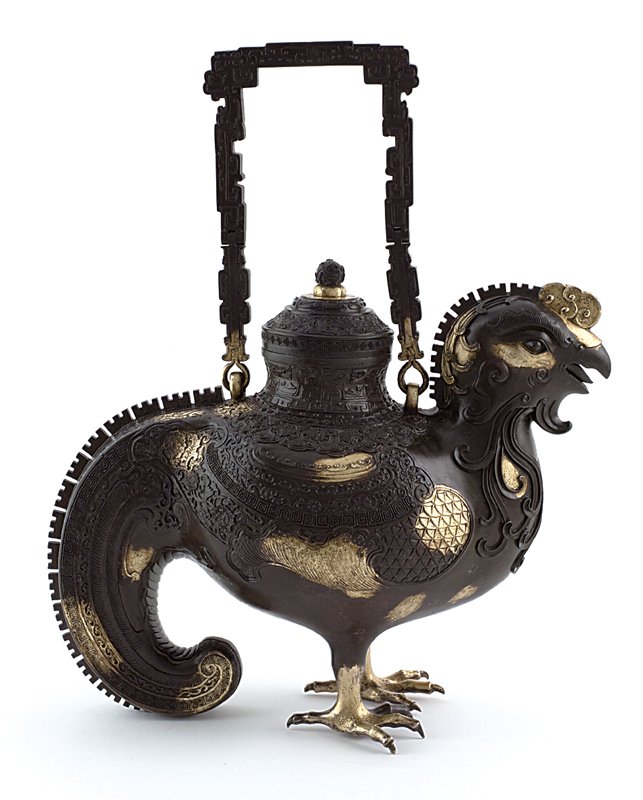清代乾隆朝〈天雞尊〉,高(含柄)38公分、長31.5公分。©Stéphane Piera/Musée Cernuschi/Roger-Viollet。