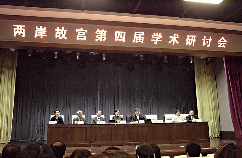 清乾隆〈硬木雕花樓式自鳴鐘〉，北京故宮藏。