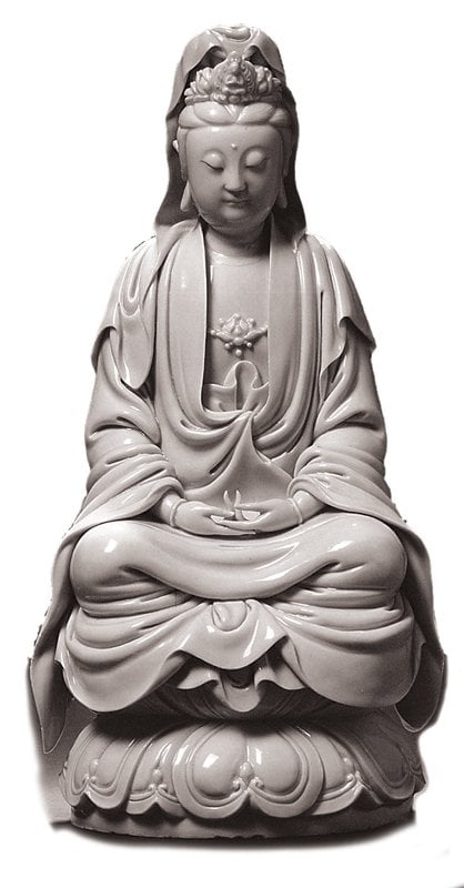 2012年5月17日倫敦邦瀚斯編號297約1640年〈德化白瓷觀音像〉，高37.4公分，具「何朝宗」印款，預估價3萬～5萬英鎊，成交價更是高達52萬9250英鎊。