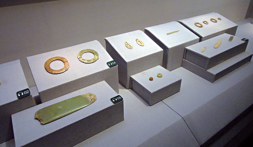 饒河小南山、尚志亞布力遺址出土各項玉器作品。