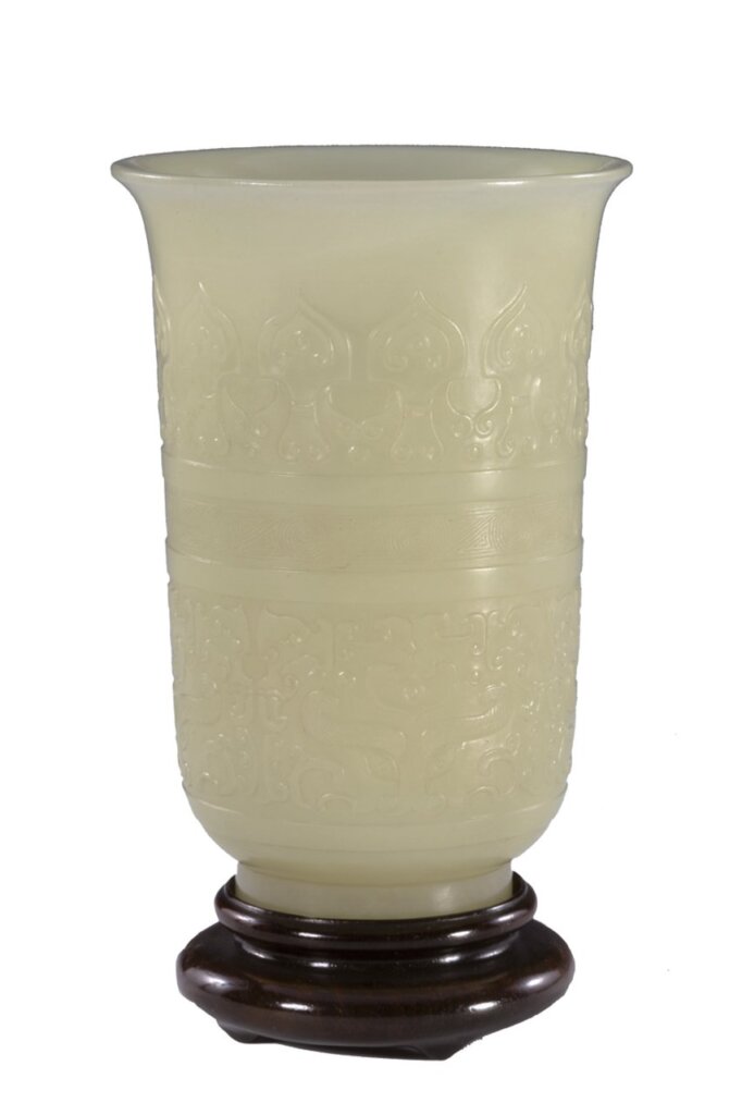 清〈乾隆款黃玉浮雕獸面紋撇口杯〉，口徑7.3公分，足徑3.4公分，高10公分。