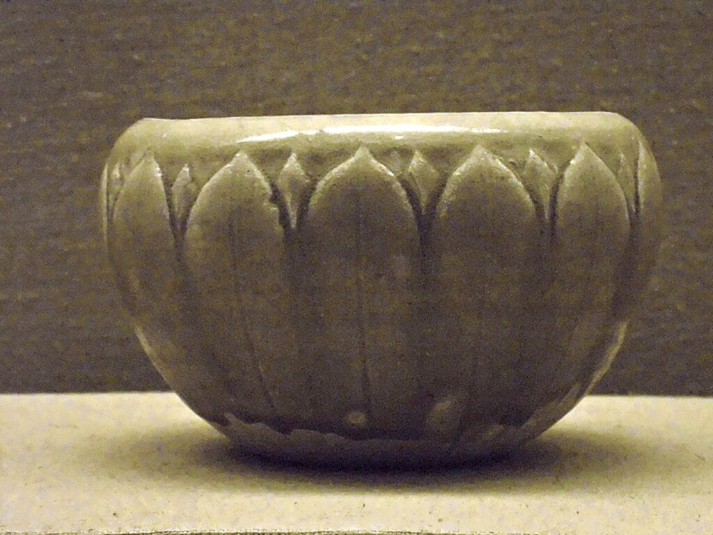 展品南朝〈青瓷刻蓮花缽〉。