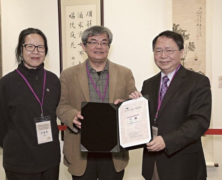 清華大學校長陳力俊（右）頒發圖書館貴賓證給中文系教授楊儒賓（中）與方聖平（左）伉儷，以感謝他們捐贈書畫文物給清大典藏。