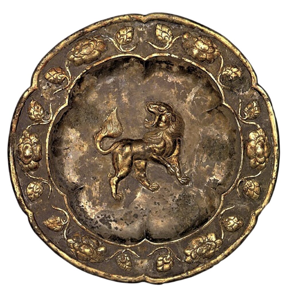 唐〈獅紋金花銀盤〉，陝西西安八府莊出土。