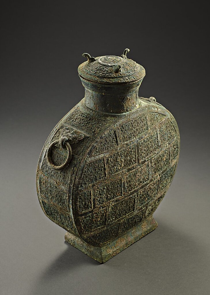 展品南朝〈青瓷刻蓮花缽〉。