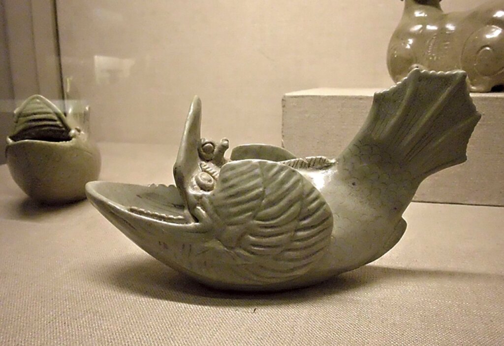展品北宋〈摩羯形酒船〉。