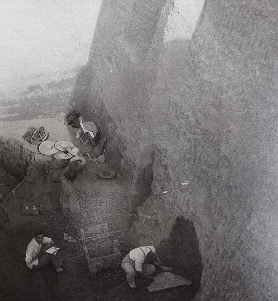 1935年5月9日，西北岡1004號大墓出土〈牛方鼎〉及〈鹿方鼎〉，中坐持筆記本者為胡厚宣。