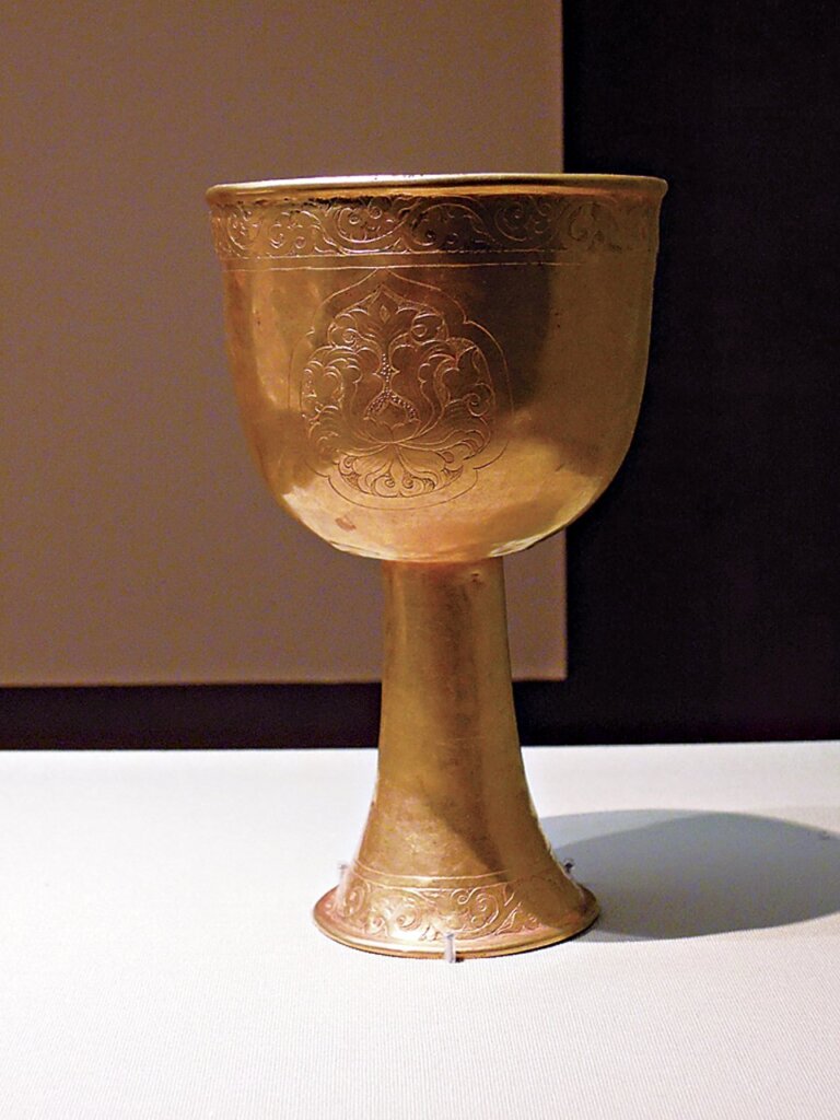 金〈鏨花高足金杯〉，北京首都博物館藏。