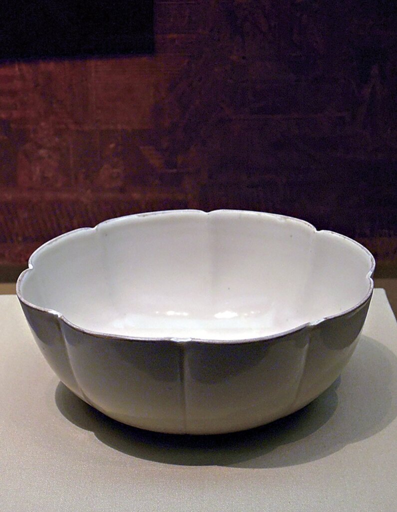 金〈定窯刻花葵瓣碗〉，北京首都博物館藏。