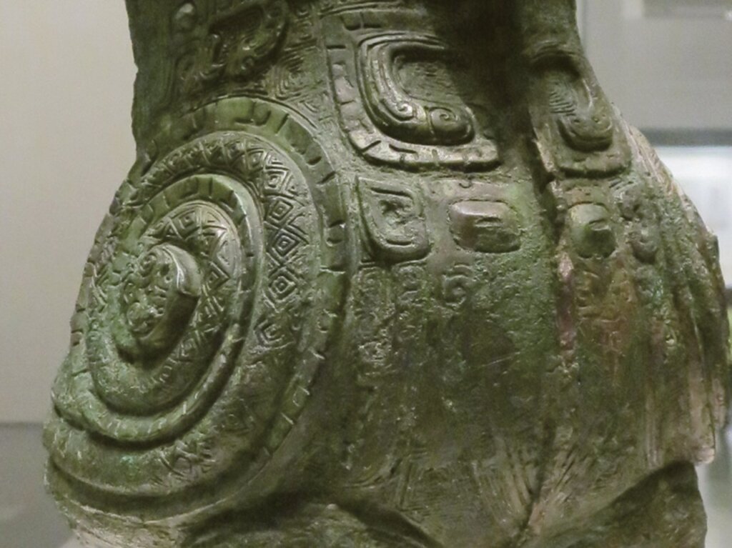 〈婦好鴞尊〉，器蓋與器腹之紋飾。