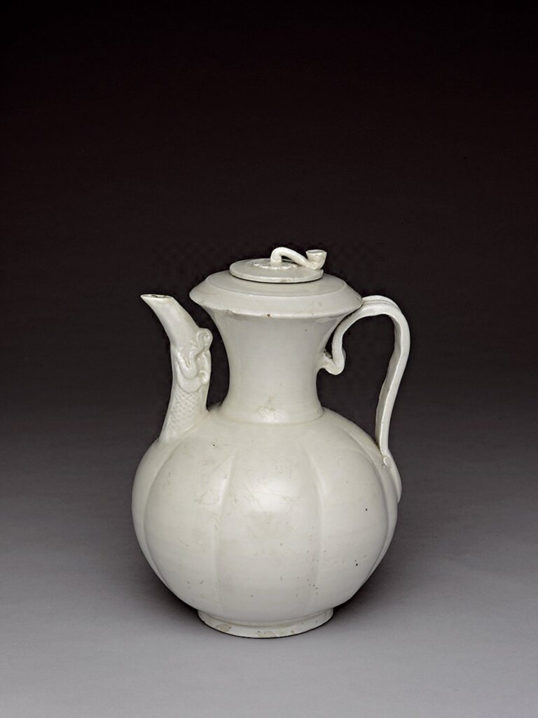 圖1:「定窯花瓷—院藏定窯系白瓷特展」第一單元「早期的白瓷與定窯」。攝影/鄭婷婷。
