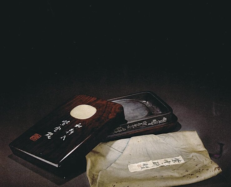 〈吳昌碩、沈石友、邵松年銘和軒氏紫雲硯〉，2009年12月20日西泠印社，成交價人民幣548萬8000元。