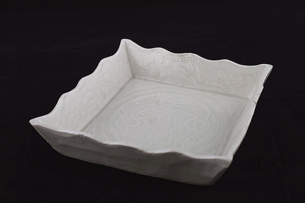 北宋〈定窯印龍紋四方稜口洗〉，12.5×12×2.8公分。