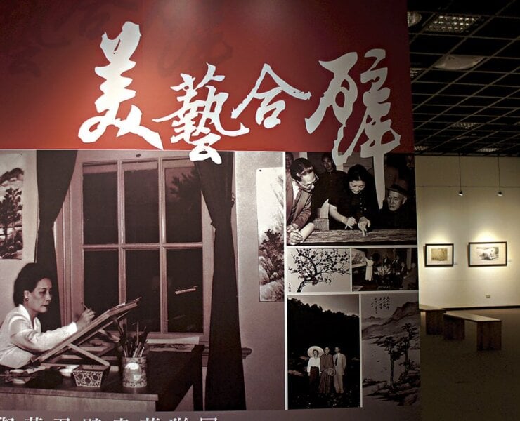 1951年蔣宋美齡從黃君璧指導習作繪畫之合影，此展為師生二人美藝合璧。