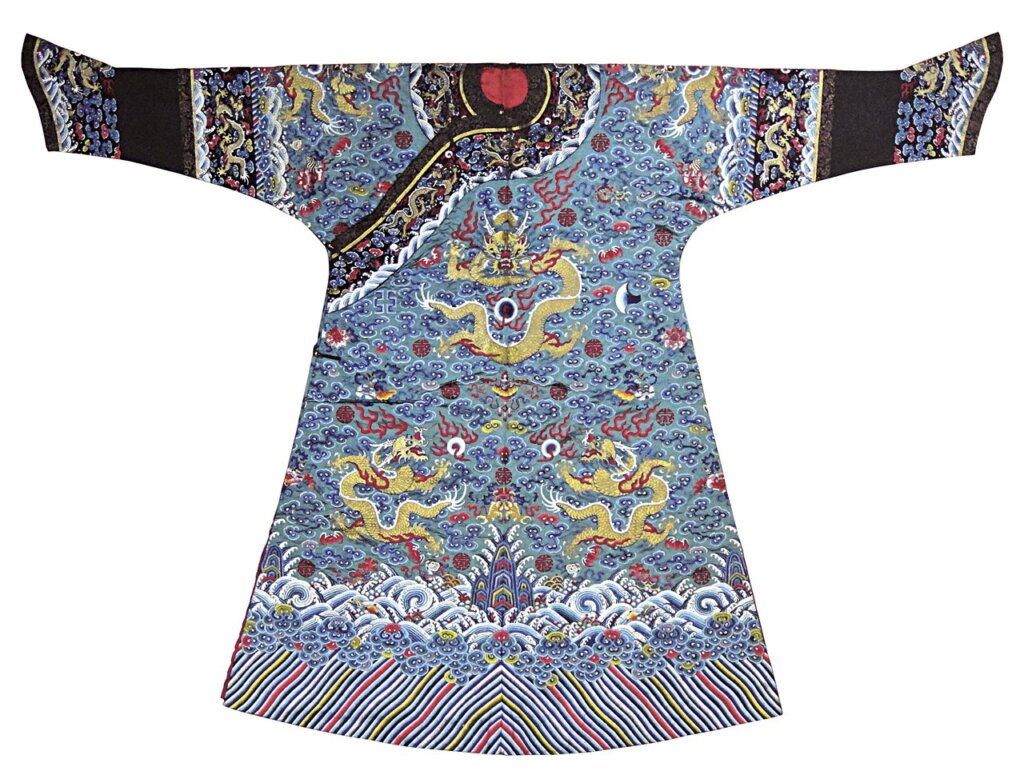 清〈嘉慶女龍袍〉局部，北京故宮藏。袍身飾有日、月、星辰、黼、黻等五章，後背星辰為「四三聯星」圖案。