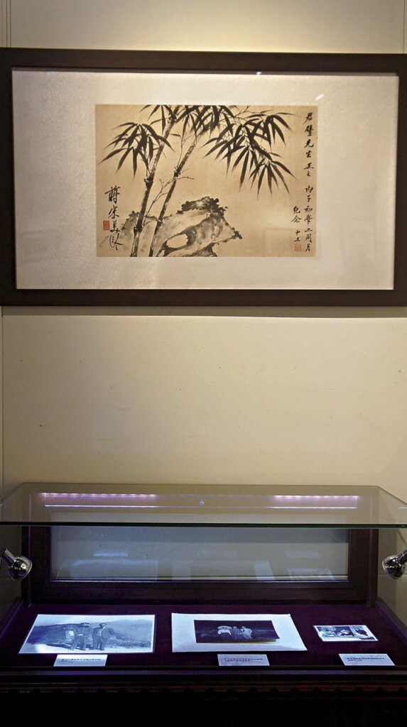 黃君璧像與1951年作〈阿里山雲海〉、1947年作〈巫山十二峰〉、1964年作〈飛瀑漱江崖〉。