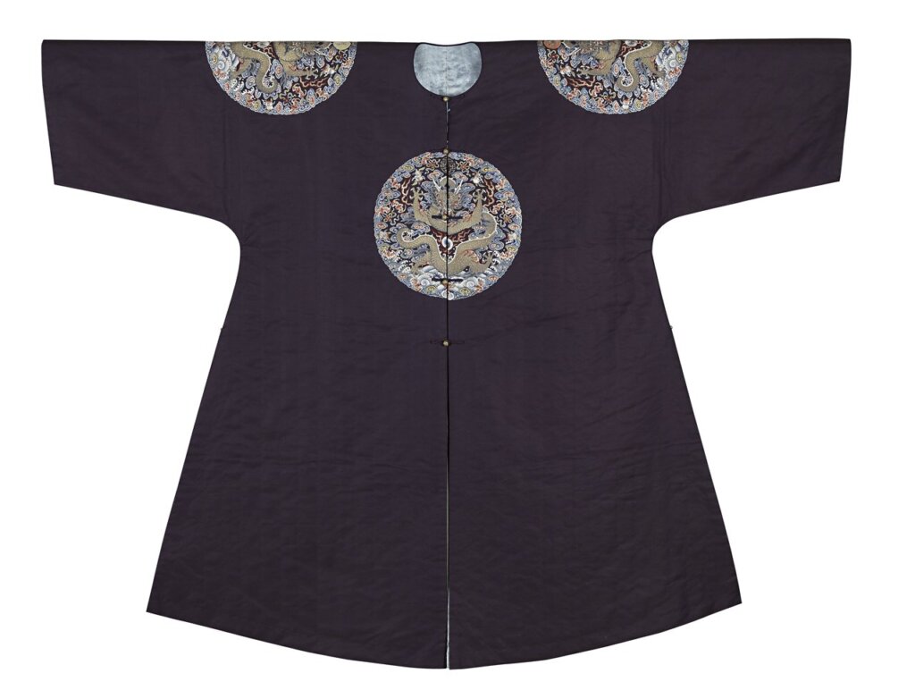 清〈石青江綢彩繡平金團龍袞服〉，瀋陽故宮藏。在其左右雙肩上有日、月兩章圖案。