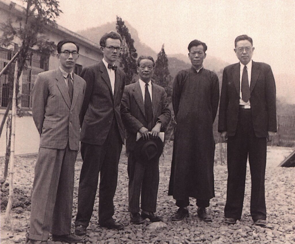 1963年商議攝影計畫期間於台北留影。中立三人（右起）：高去尋、董作賓、高居翰。
