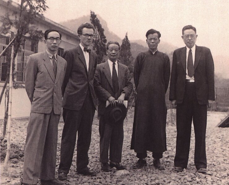 1963年商議攝影計畫期間於台北留影。中立三人（右起）：高去尋、董作賓、高居翰。