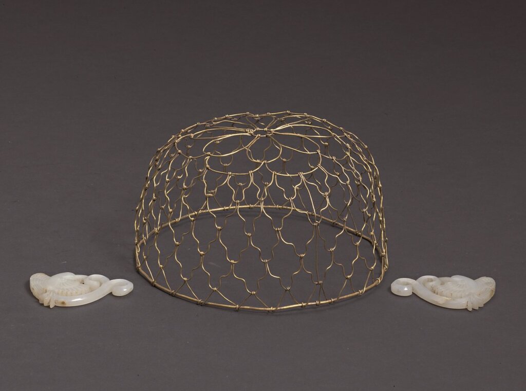 〈金絲冠〉。